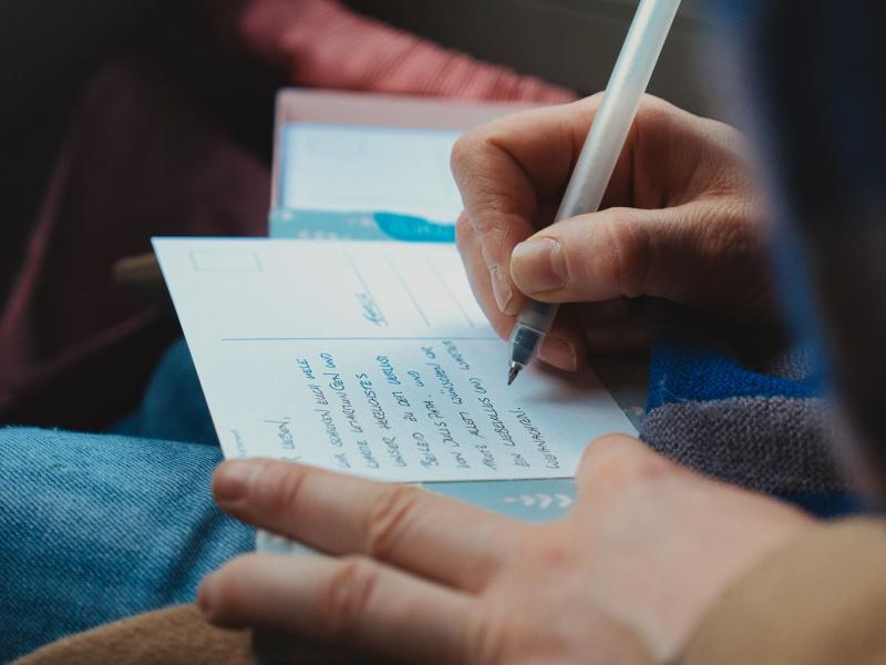 L’immaginazione si mette in viaggio con le Cartoline Sospese